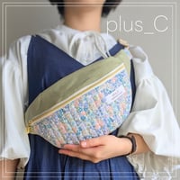 キルティング生地と倉敷帆布の花柄ボディバッグ 水色＆わさび