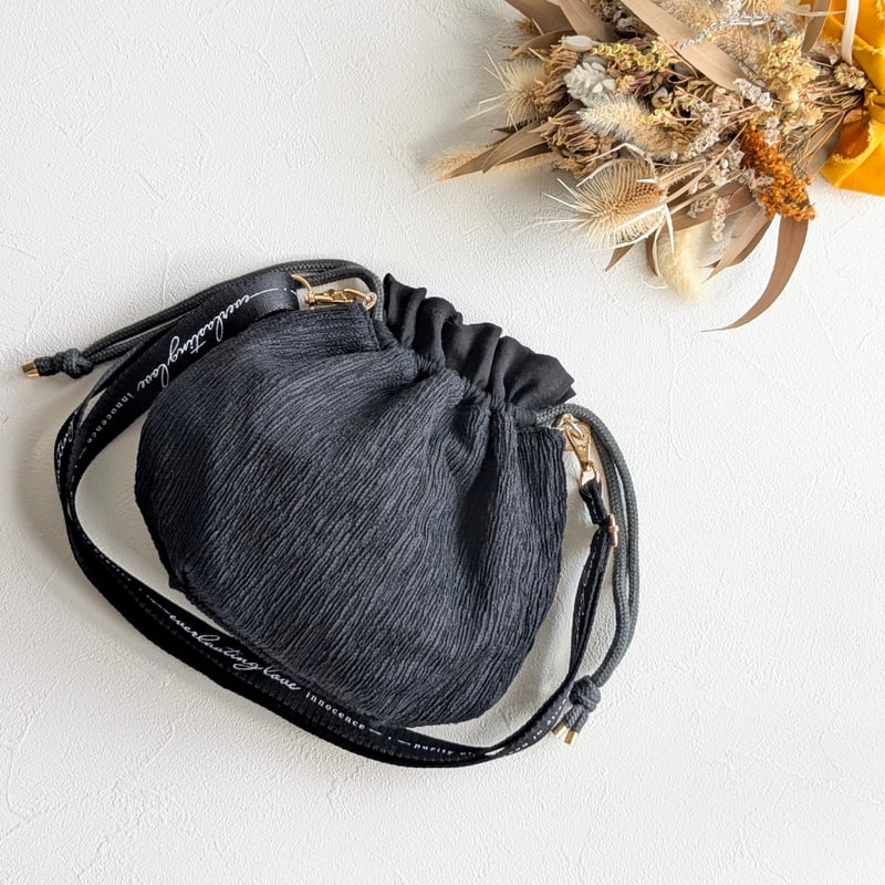 マメクロゴウチ　巾着バッグ　ブラック　美品 おもち巾着バッグ 黒ごま(ブラック) | plus_C