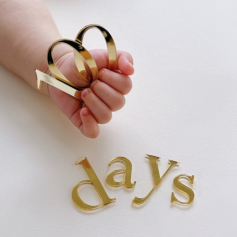 Acrylic gold letter banner / 100days | AWINS.CO
