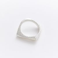 White horizon ring 25R52