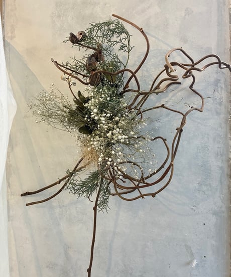 霞草とナッツのキウイのツルリース | Puro-Blanco. flower online shop