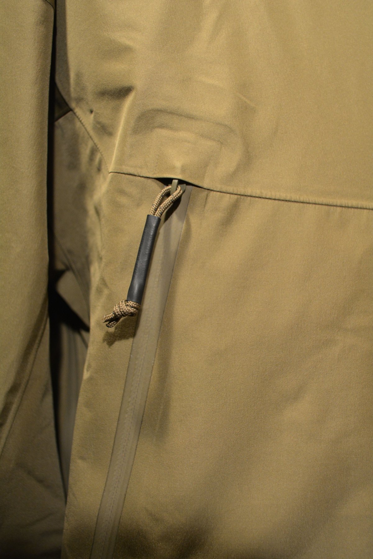 ARC'TERYX LEAF ALPHA LT JKT “CROCODILE” | credo ARC'TERYX LEAF ALPHA LT JKT “CROCODILE” | credo