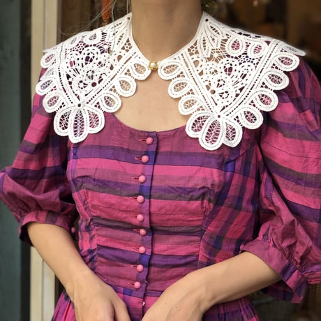 wearing collar 14[AA208,AA209]