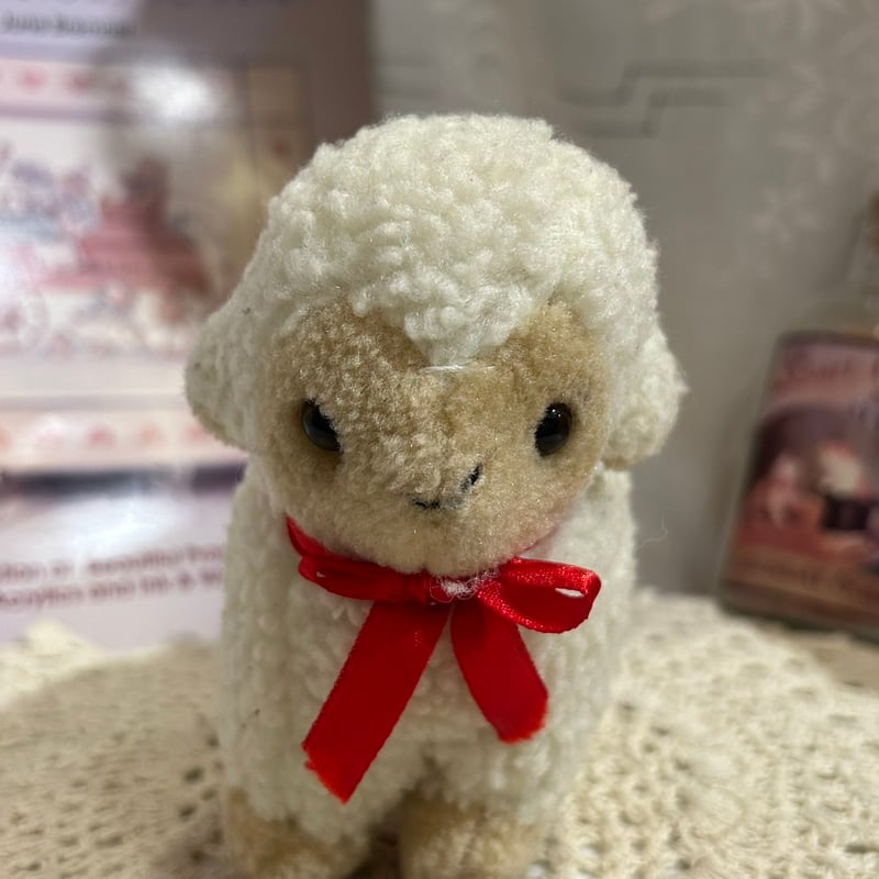 * antique sheep ❀ イースターの羊さん ( 赤いリボン ୨୧) antique sheep ❀ イースターの羊さん ( 赤いリボン ୨୧)