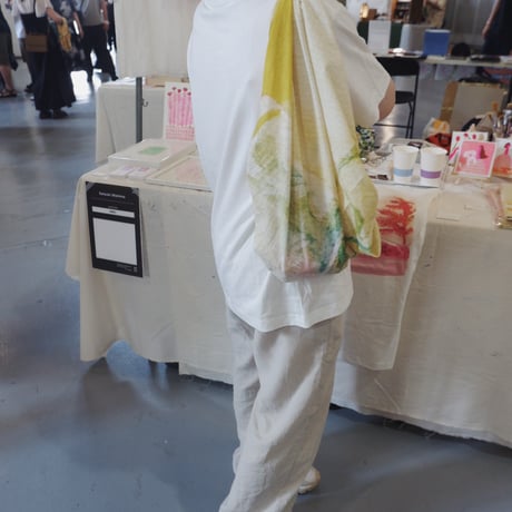 "おまもりのような硝子に生ける"大判スカーフ