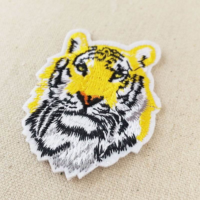 美品　中国美術　刺繍　国画　虎図　貴重品 刺繍絵 竹林虎図】超絶技巧 精密細工 工芸 - メルカリ