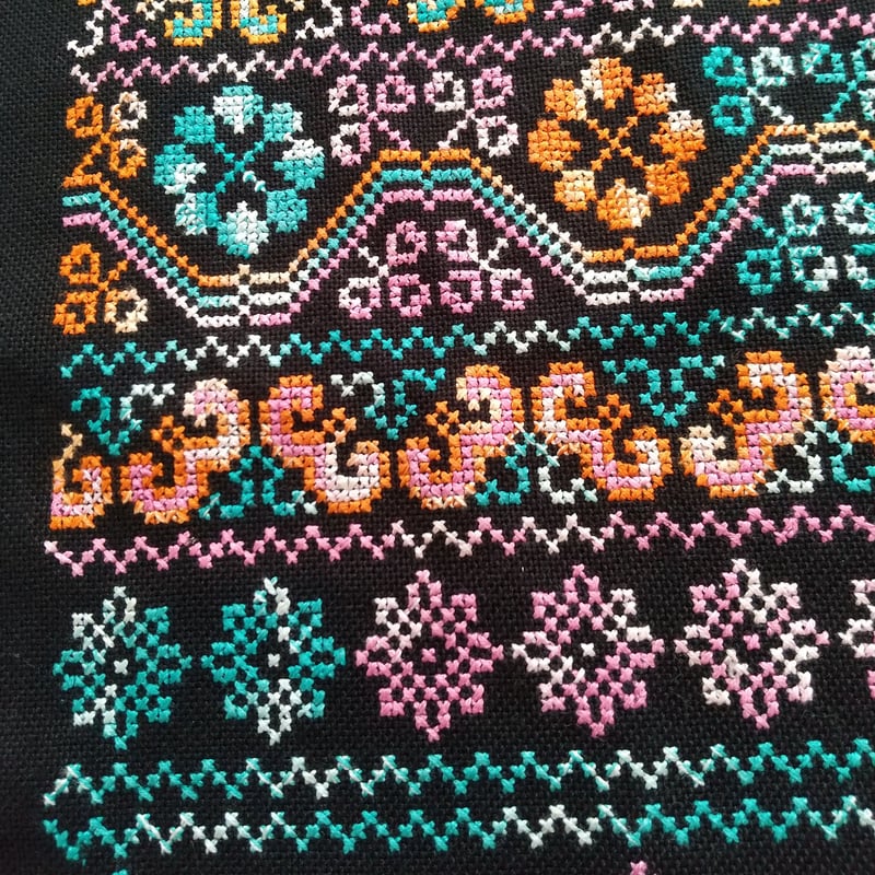 ラオスの手刺繍布(ブラック×フラワー) | 中国・台湾・香港 ラオスの手刺繍布(ブラック×フラワー) | 中国・台湾・香港