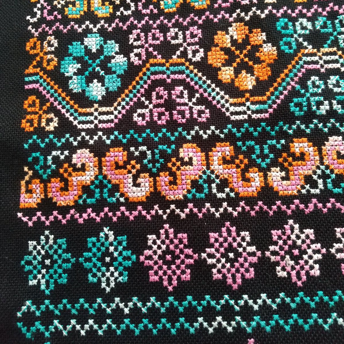 ラオスの手刺繍布(ブラック×フラワー) | 中国・台湾・香港 ラオスの手刺繍布(ブラック×フラワー) | 中国・台湾・香港