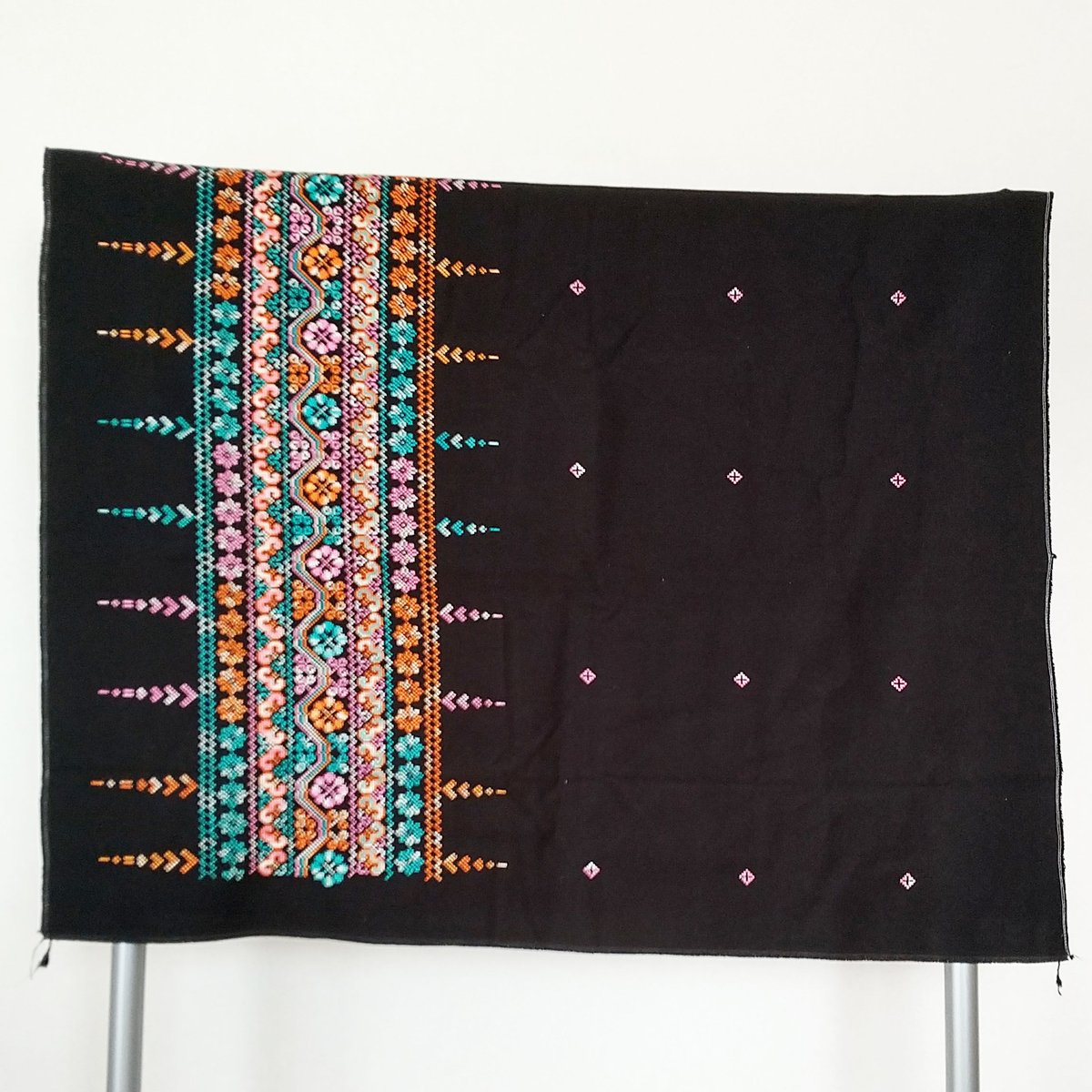 ラオスの手刺繍布(ブラック×フラワー) | 中国・台湾・香港 ラオスの手刺繍布(ブラック×フラワー) | 中国・台湾・香港
