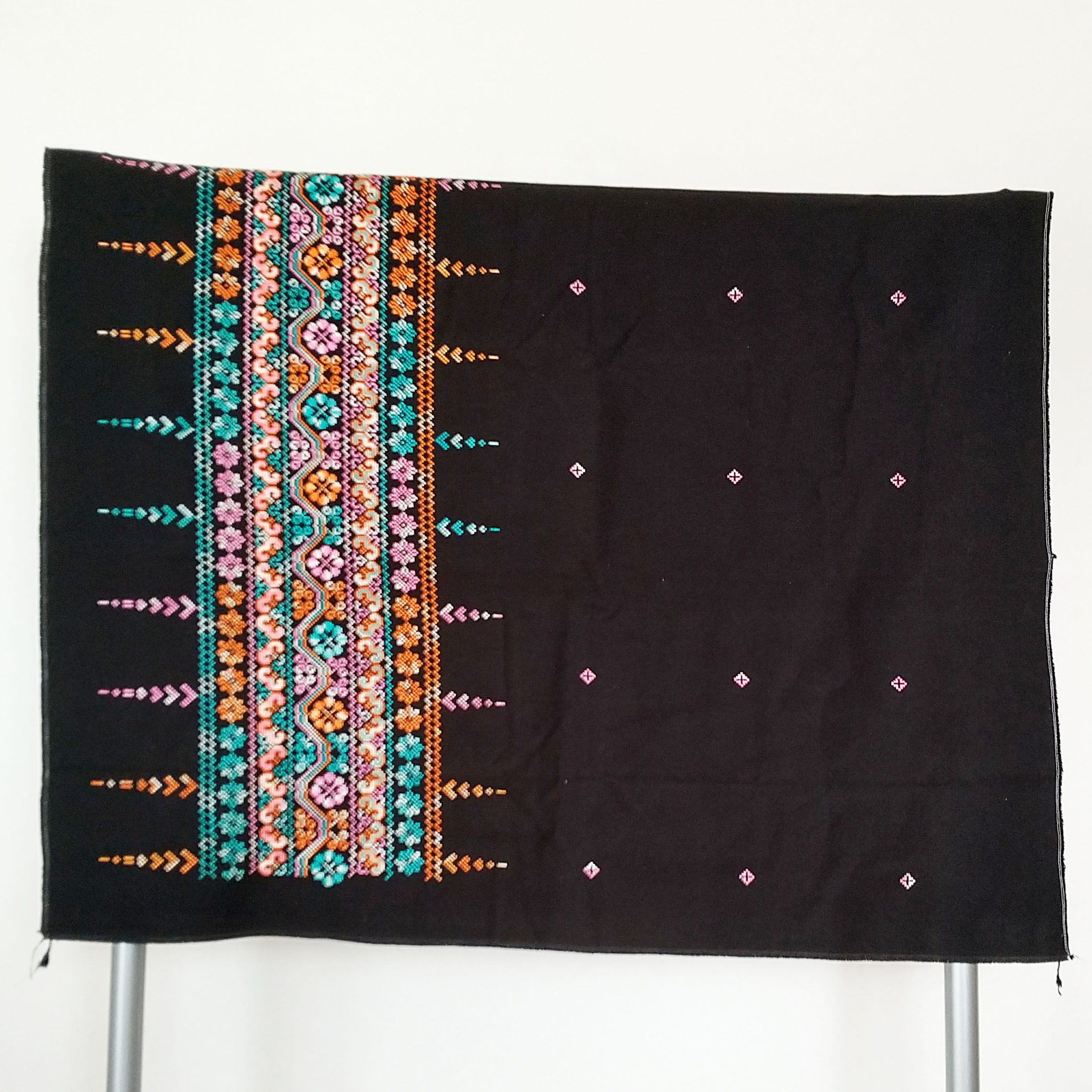 ラオスの手刺繍布（ブラック×フラワー） | 中国・台湾・香港・アジアの
