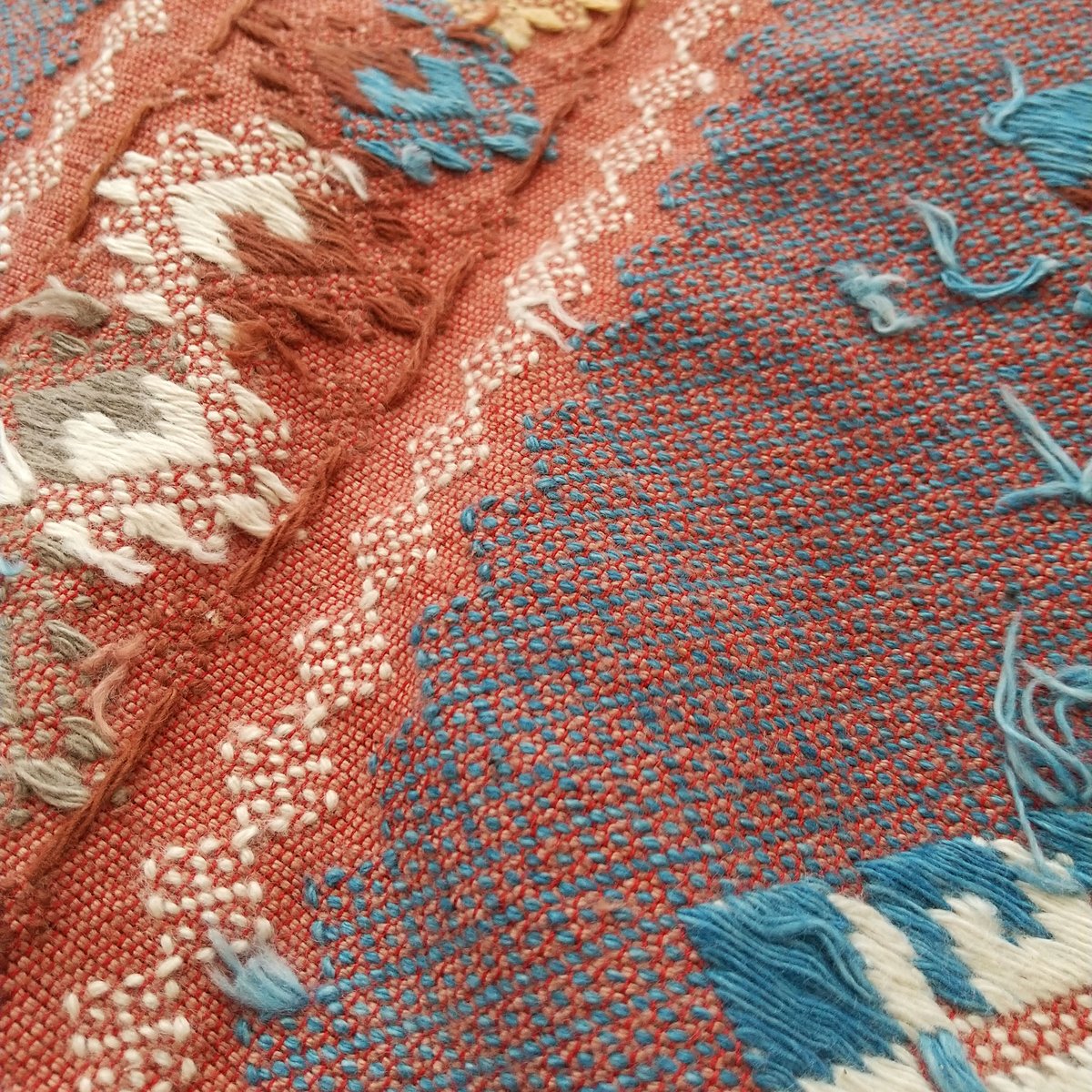 ラオスの手織り布（淡いテラコッタとブルー）