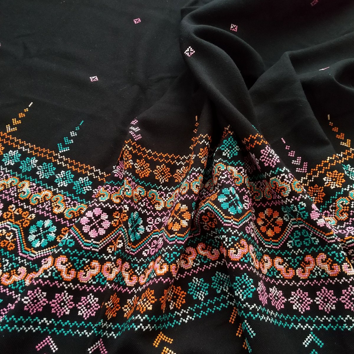 ラオスの手刺繍布(ブラック×フラワー) | 中国・台湾・香港 ラオスの手刺繍布(ブラック×フラワー) | 中国・台湾・香港