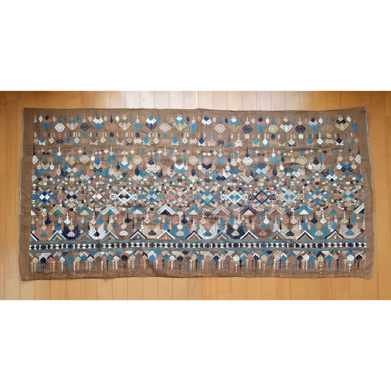 ラオスの古都で入手、モンの手書きバティック藍染 古布に描かれた多彩