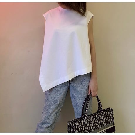 アシンメトリーカットノースリーブTシャツ