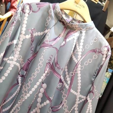 プリントサテンブラウス