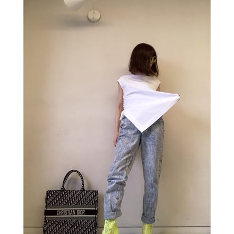 アシンメトリーカットノースリーブTシャツ
