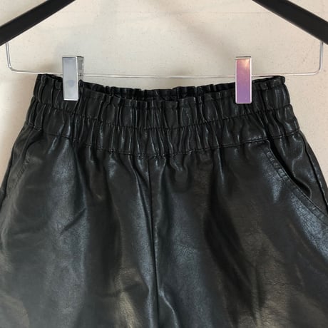 フェイクレザーショートパンツ