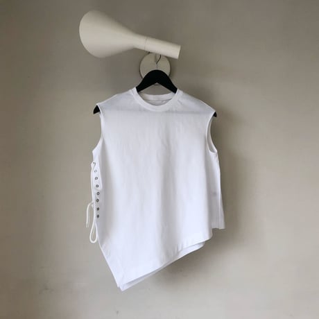 アシンメトリーカットノースリーブTシャツ