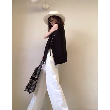 アシンメトリーカットノースリーブTシャツ