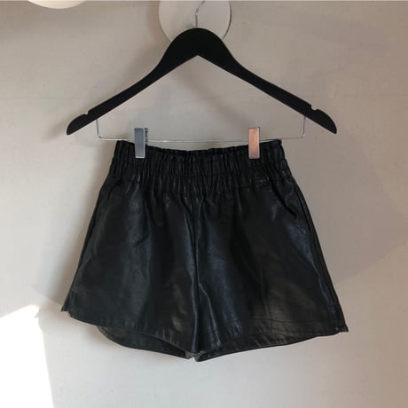 フェイクレザーショートパンツ