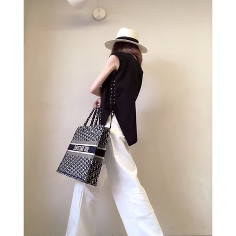 アシンメトリーカットノースリーブTシャツ