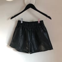 フェイクレザーショートパンツ