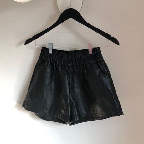 フェイクレザーショートパンツ