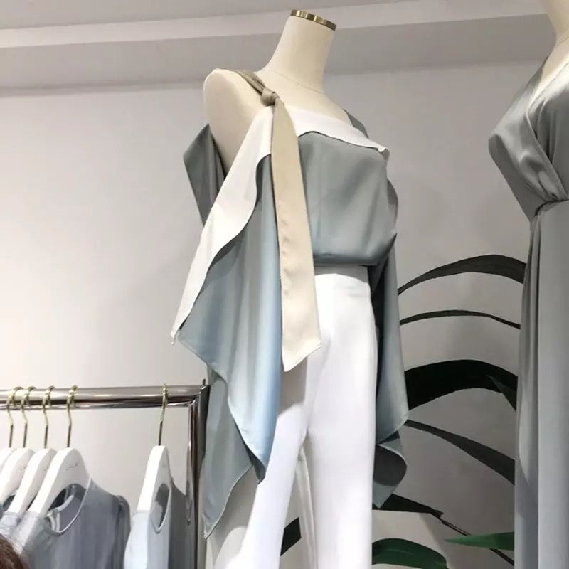 バイカラーサテンノースリーブトップス | Amira