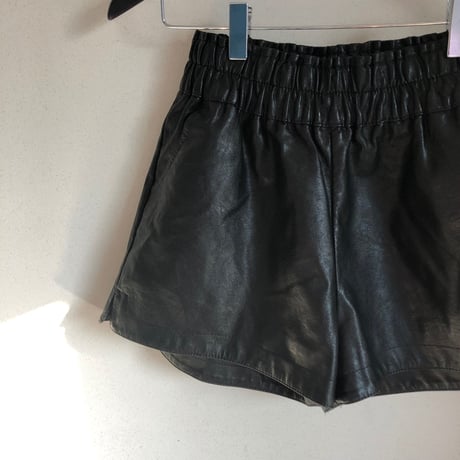 フェイクレザーショートパンツ