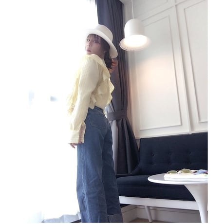 フリル付きストライプブラウス
