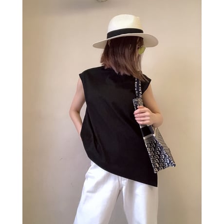 アシンメトリーカットノースリーブTシャツ