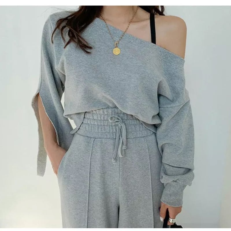 UN3D. アシンメトリーフリルスウェット セットアップ UN3D. 春の