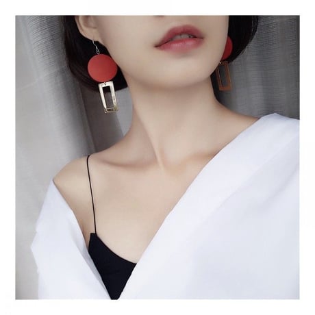 木材製紅イヤリング／ピアス（両耳）