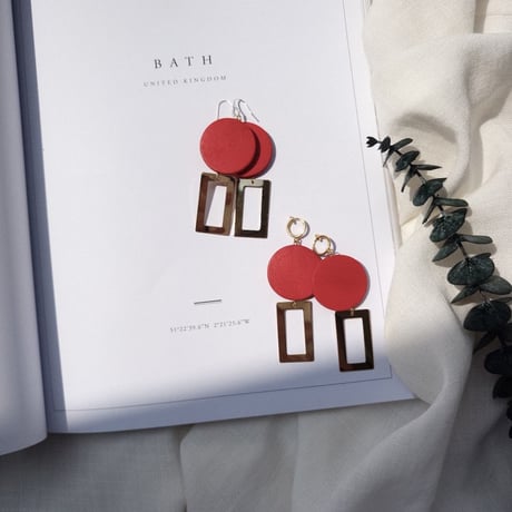 木材製紅イヤリング／ピアス（両耳）