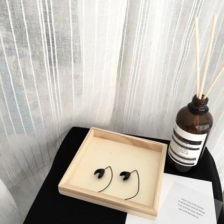 ブラック花のピアス／両耳