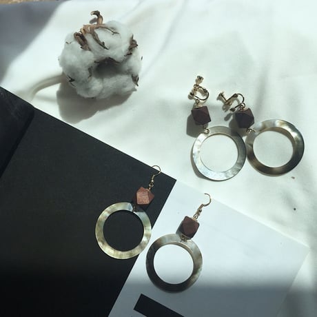 天然貝円丸ピアス・イヤリング／両耳