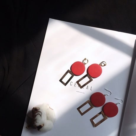 木材製紅イヤリング／ピアス（両耳）
