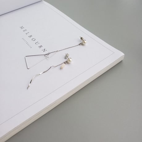 真珠付きイレギュラーピアス／両耳