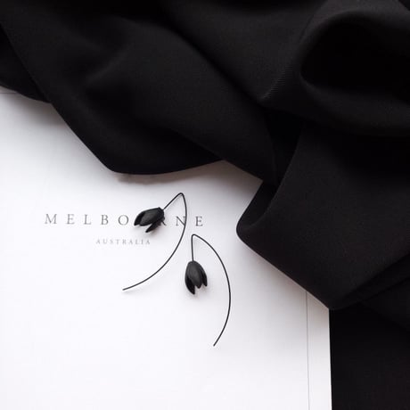 ブラック花のピアス／両耳