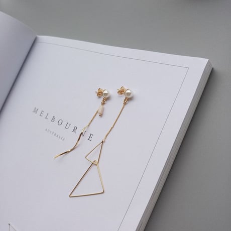 真珠付きイレギュラーピアス／両耳