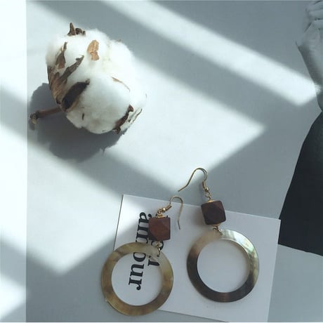 天然貝円丸ピアス・イヤリング／両耳