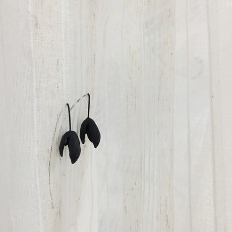 ブラック花のピアス／両耳