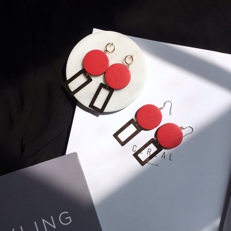 木材製紅イヤリング／ピアス（両耳）