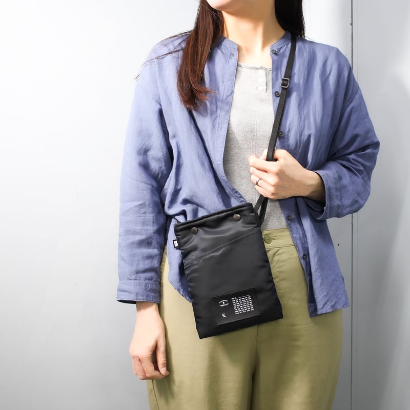 F021 バーティカルサコッシュ / MA-1 ブラック | FUKUNARY