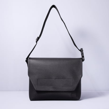 E003 メッセンジャーバッグ C / ブラック