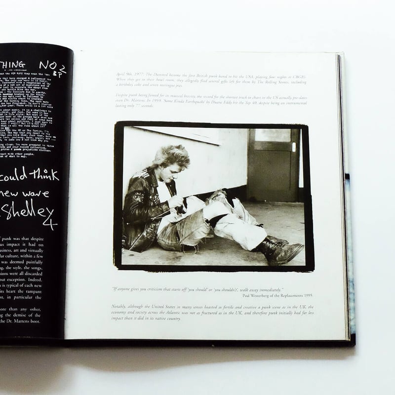 AirWair Dr.Martens ビジュアルブック Dr. Martens: Airwair with Bouncing Soles | Book