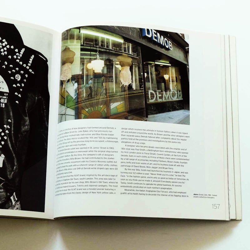 Looking at Fashion /カタログ ファッション アート Looking at Fashion: A Guide to Terms, Styles, and Techniques