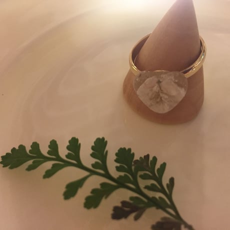 白いお花のアクセサリー