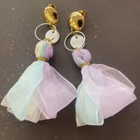 パステルカラーのタッセルピアス