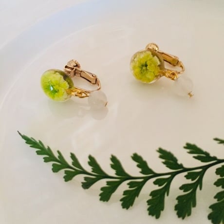 かすみ草と天然石のイヤリング